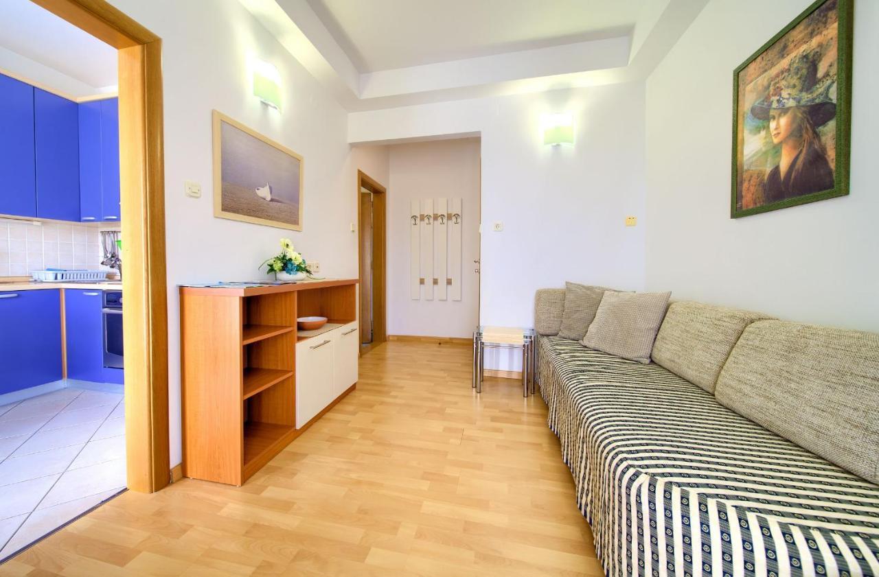 Apartments Jele Malinska Buitenkant foto
