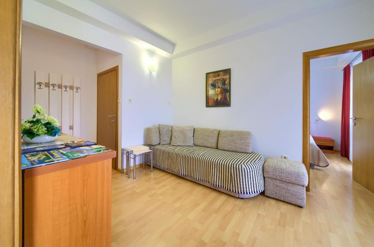 Apartments Jele Malinska Buitenkant foto