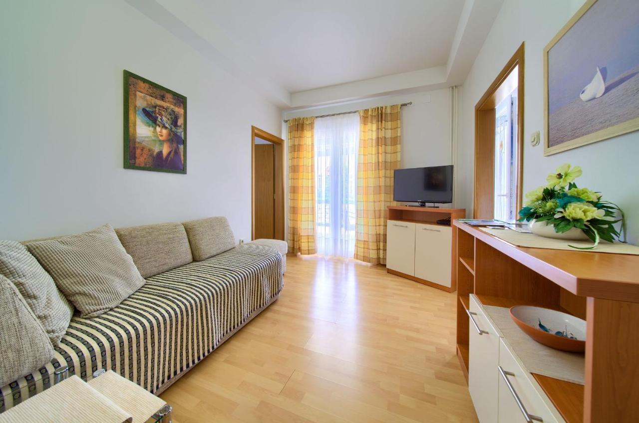 Apartments Jele Malinska Buitenkant foto