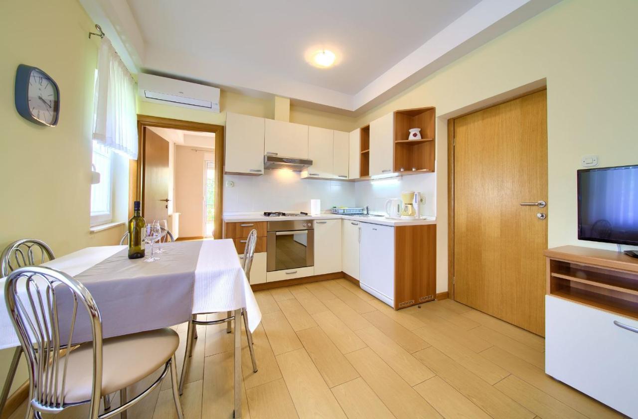 Apartments Jele Malinska Buitenkant foto