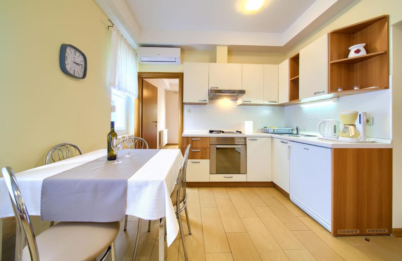 Apartments Jele Malinska Buitenkant foto